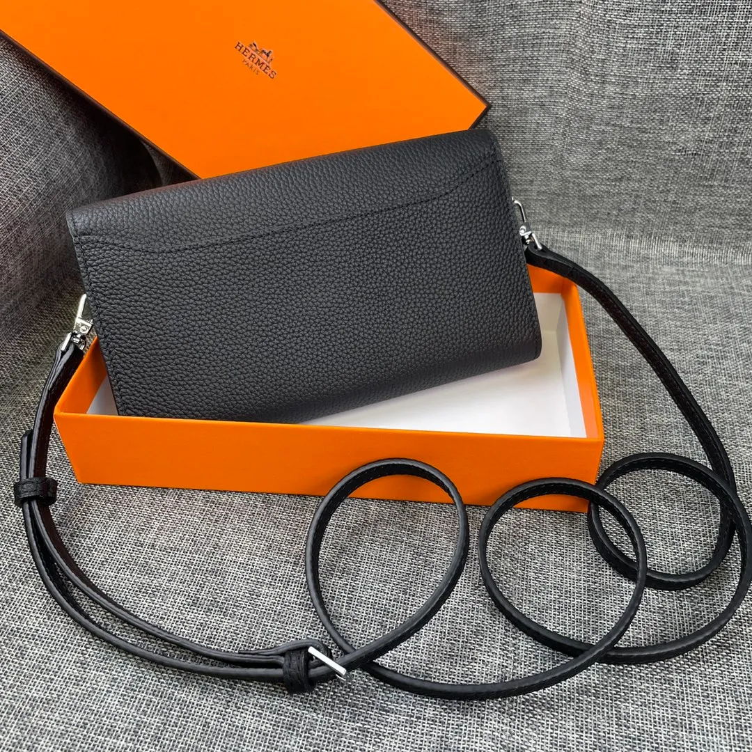 Hermes Constance p330💰 Hermes model: 9852 silver band togo leather size: 22*11cm 🇫🇷Overseas🇫🇷Imported Togo cowhide with original OEM code inside, soft and comfortable to the touch. The original replica is matched with silver hardware, exquisite and elegant, and the oil edge is straight and smooth🎈There are two large note slots, a zipper pocket, and 12 card slots🚚The shoulder strap is adjustable