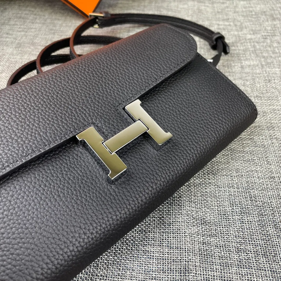 Hermes Constance p330💰 Hermes model: 9852 silver band togo leather size: 22*11cm 🇫🇷Overseas🇫🇷Imported Togo cowhide with original OEM code inside, soft and comfortable to the touch. The original replica is matched with silver hardware, exquisite and elegant, and the oil edge is straight and smooth🎈There are two large note slots, a zipper pocket, and 12 card slots🚚The shoulder strap is adjustable