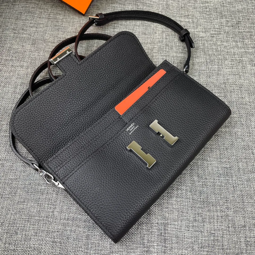 Hermes Constance p330💰 Hermes model: 9852 silver band togo leather size: 22*11cm 🇫🇷Overseas🇫🇷Imported Togo cowhide with original OEM code inside, soft and comfortable to the touch. The original replica is matched with silver hardware, exquisite and elegant, and the oil edge is straight and smooth🎈There are two large note slots, a zipper pocket, and 12 card slots🚚The shoulder strap is adjustable