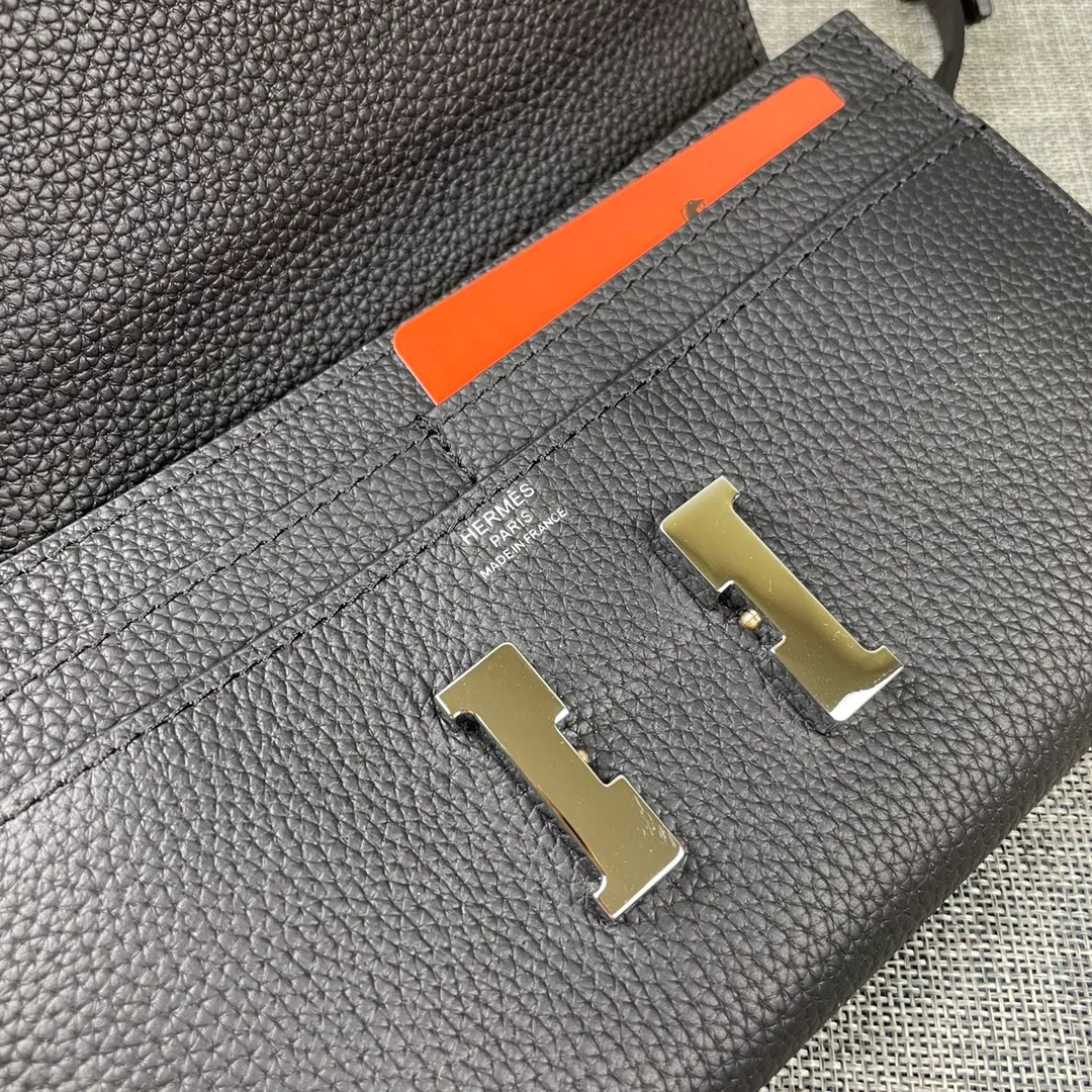 Hermes Constance p330💰 Hermes model: 9852 silver band togo leather size: 22*11cm 🇫🇷Overseas🇫🇷Imported Togo cowhide with original OEM code inside, soft and comfortable to the touch. The original replica is matched with silver hardware, exquisite and elegant, and the oil edge is straight and smooth🎈There are two large note slots, a zipper pocket, and 12 card slots🚚The shoulder strap is adjustable