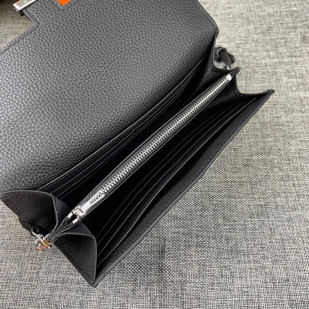 Hermes Constance p330💰 Hermes model: 9852 silver band togo leather size: 22*11cm 🇫🇷Overseas🇫🇷Imported Togo cowhide with original OEM code inside, soft and comfortable to the touch. The original replica is matched with silver hardware, exquisite and elegant, and the oil edge is straight and smooth🎈There are two large note slots, a zipper pocket, and 12 card slots🚚The shoulder strap is adjustable