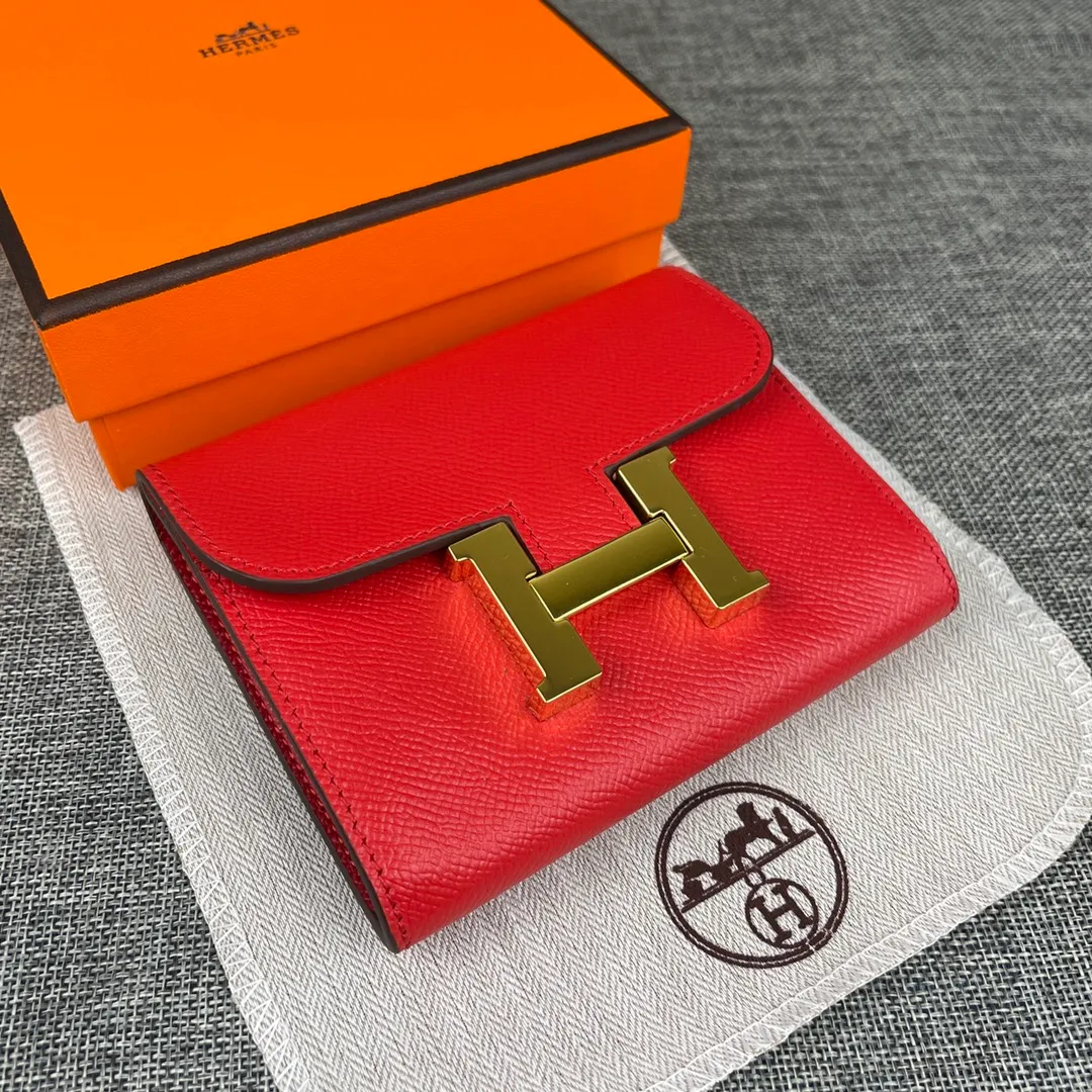 Hermes Constance p250💰 Model: 537 palm pattern gold buckle size: 13*11.8cm. Hermes🇫🇷overseas🇫🇷Imported T palm pattern cowhide, soft and comfortable to the touch. The original replica is matched with gold hardware, exquisite and elegant, and has the original OEM code inside. The oil edges are straight and smooth🎈There are two cash slots, a zipper pocket, and 3 card slots inside🚚