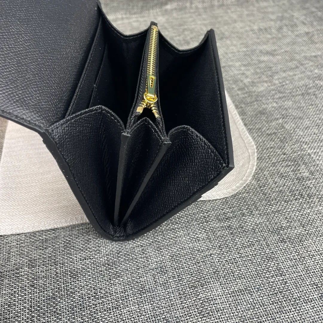Hermes Constance p250💰 Model: 537 palm pattern gold buckle size: 13*11.8cm. Hermes🇫🇷overseas🇫🇷Imported T palm pattern cowhide, soft and comfortable to the touch. The original replica is matched with gold hardware, exquisite and elegant, and has the original OEM code inside. The oil edges are straight and smooth🎈There are two cash slots, a zipper pocket, and 3 card slots inside🚚