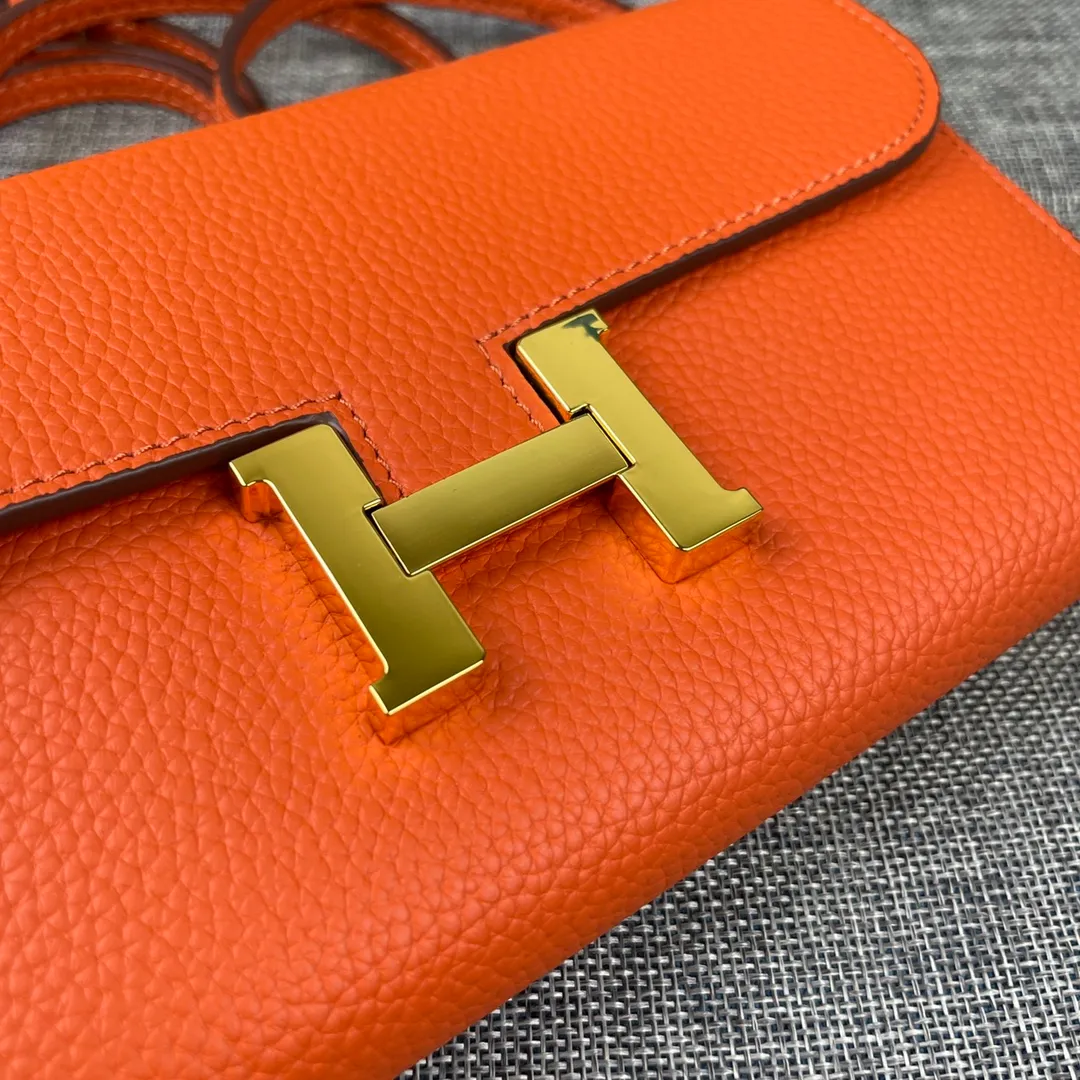 Hermes Constance p330💰 Hermes model: 9852 gold belt togo leather size: 22*11cm 🇫🇷Overseas🇫🇷Imported Togo cowhide, with original OEM code inside, soft and comfortable to the touch. The original replica is matched with silver hardware, exquisite and elegant, and the oil edge is straight and smooth🎈There are two large note slots, a zipper pocket, and 12 card slots🚚The shoulder strap is adjustable