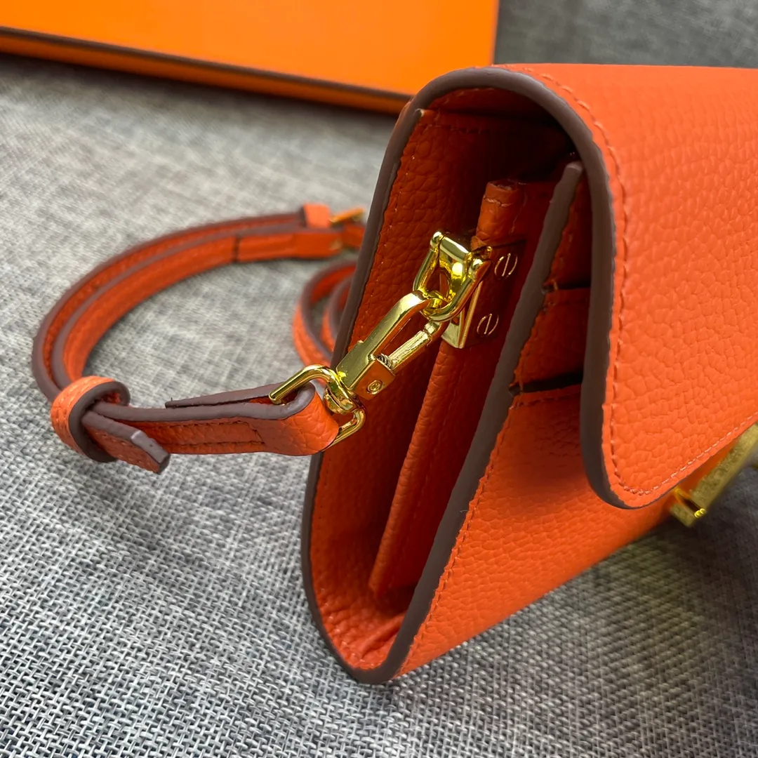 Hermes Constance p330💰 Hermes model: 9852 gold belt togo leather size: 22*11cm 🇫🇷Overseas🇫🇷Imported Togo cowhide, with original OEM code inside, soft and comfortable to the touch. The original replica is matched with silver hardware, exquisite and elegant, and the oil edge is straight and smooth🎈There are two large note slots, a zipper pocket, and 12 card slots🚚The shoulder strap is adjustable