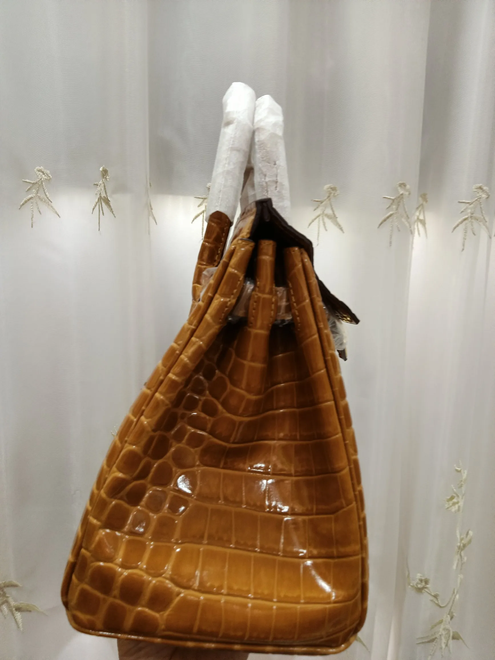 Hot model debuts, price has been adjusted💰800/380/360💥Hermes/Hermes💥Official classic production💋Platinum crocodile pattern💋Original quality coming👉Using imported crocodile pattern cowhide , with pure 24k original hardware💎Size: large 35*25*18cm/medium 30*22*16cm/small 25* 20*14cm👛Excellent workmanship👏👏Legendary slow work and careful work💓Real pictures taken💓Classic beauty worth owning💃🏻💃🏻💃🏻
