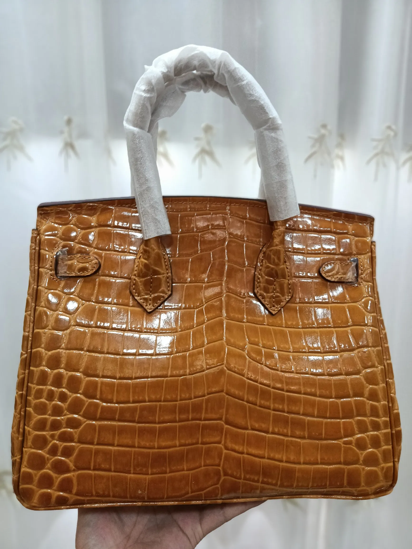 Hot model debuts, price has been adjusted💰800/380/360💥Hermes/Hermes💥Official classic production💋Platinum crocodile pattern💋Original quality coming👉Using imported crocodile pattern cowhide , with pure 24k original hardware💎Size: large 35*25*18cm/medium 30*22*16cm/small 25* 20*14cm👛Excellent workmanship👏👏Legendary slow work and careful work💓Real pictures taken💓Classic beauty worth owning💃🏻💃🏻💃🏻