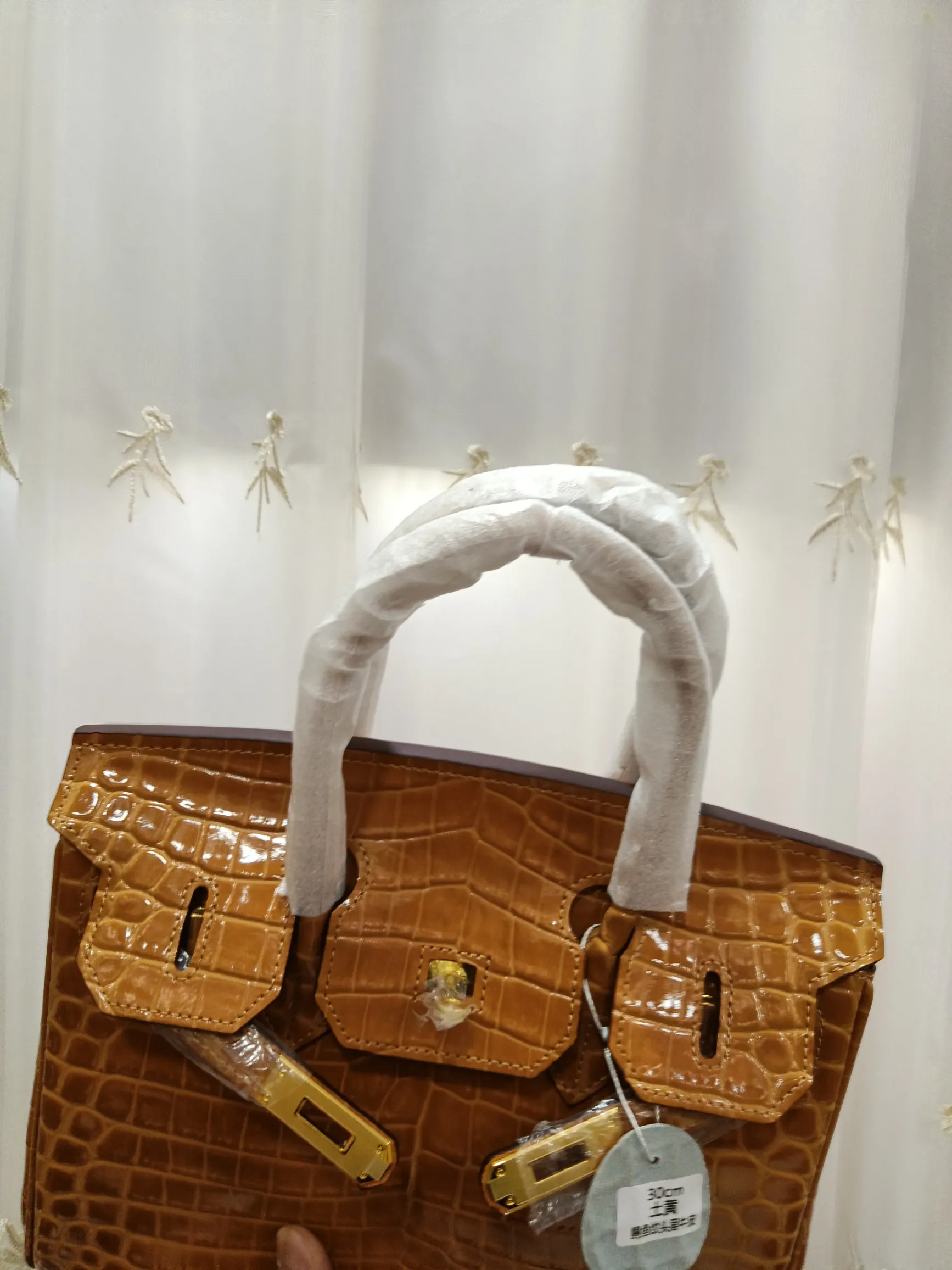 Hot model debuts, price has been adjusted💰800/380/360💥Hermes/Hermes💥Official classic production💋Platinum crocodile pattern💋Original quality coming👉Using imported crocodile pattern cowhide , with pure 24k original hardware💎Size: large 35*25*18cm/medium 30*22*16cm/small 25* 20*14cm👛Excellent workmanship👏👏Legendary slow work and careful work💓Real pictures taken💓Classic beauty worth owning💃🏻💃🏻💃🏻