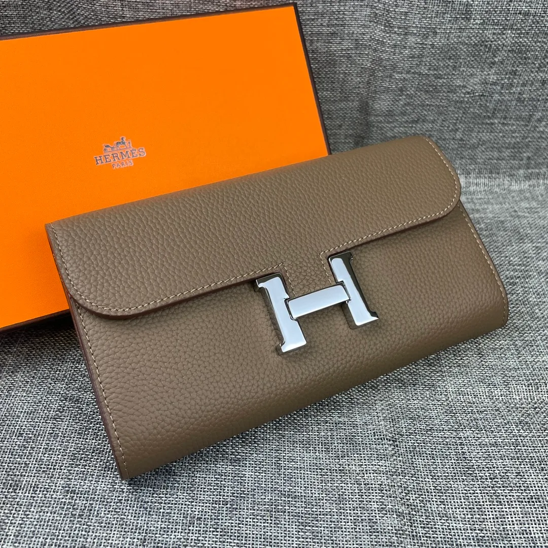 Hermes Constance p270💰 Hermes model: 539 silver buckle togo leather size: 22*11cm 🇫🇷Overseas🇫🇷Imported Togo cowhide, soft and comfortable to the touch. The original replica is matched with gold hardware and has the original OEM code inside. It is exquisite and elegant, and the oil edges are straight and smooth🎈There are two large note slots, a zipper pocket, and 12 card slots inside🚚