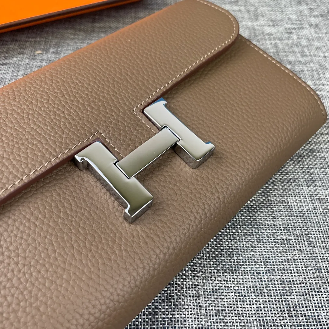 Hermes Constance p270💰 Hermes model: 539 silver buckle togo leather size: 22*11cm 🇫🇷Overseas🇫🇷Imported Togo cowhide, soft and comfortable to the touch. The original replica is matched with gold hardware and has the original OEM code inside. It is exquisite and elegant, and the oil edges are straight and smooth🎈There are two large note slots, a zipper pocket, and 12 card slots inside🚚