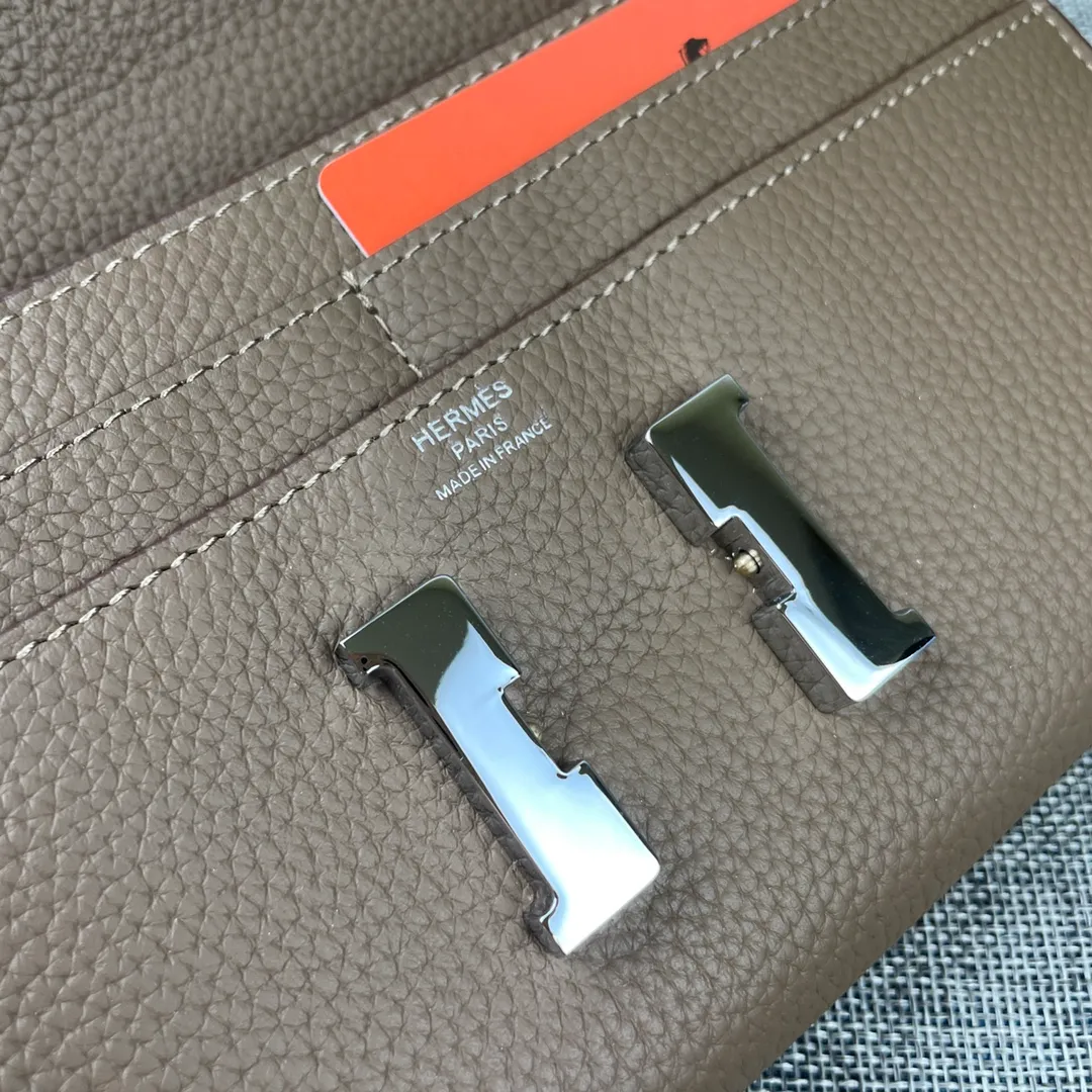 Hermes Constance p270💰 Hermes model: 539 silver buckle togo leather size: 22*11cm 🇫🇷Overseas🇫🇷Imported Togo cowhide, soft and comfortable to the touch. The original replica is matched with gold hardware and has the original OEM code inside. It is exquisite and elegant, and the oil edges are straight and smooth🎈There are two large note slots, a zipper pocket, and 12 card slots inside🚚