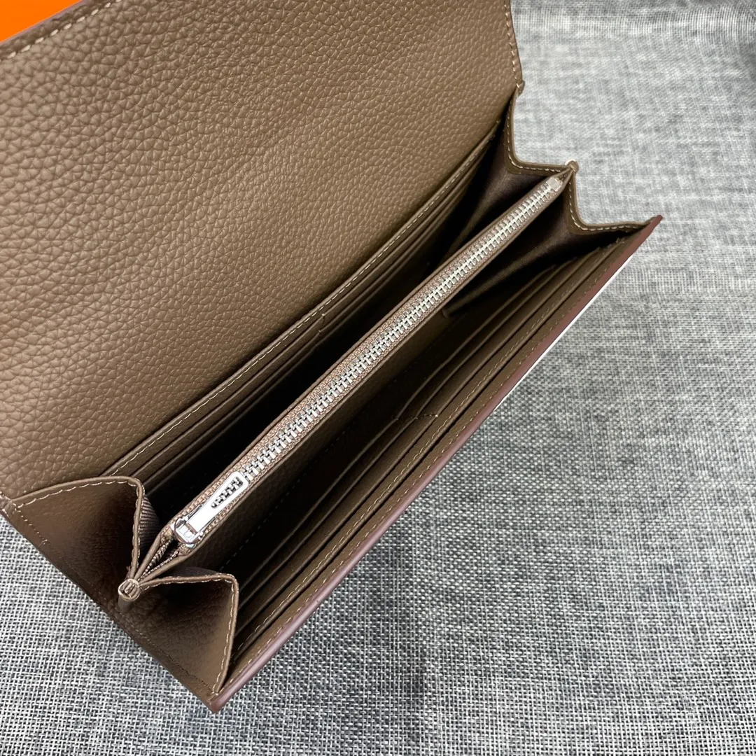 Hermes Constance p270💰 Hermes model: 539 silver buckle togo leather size: 22*11cm 🇫🇷Overseas🇫🇷Imported Togo cowhide, soft and comfortable to the touch. The original replica is matched with gold hardware and has the original OEM code inside. It is exquisite and elegant, and the oil edges are straight and smooth🎈There are two large note slots, a zipper pocket, and 12 card slots inside🚚