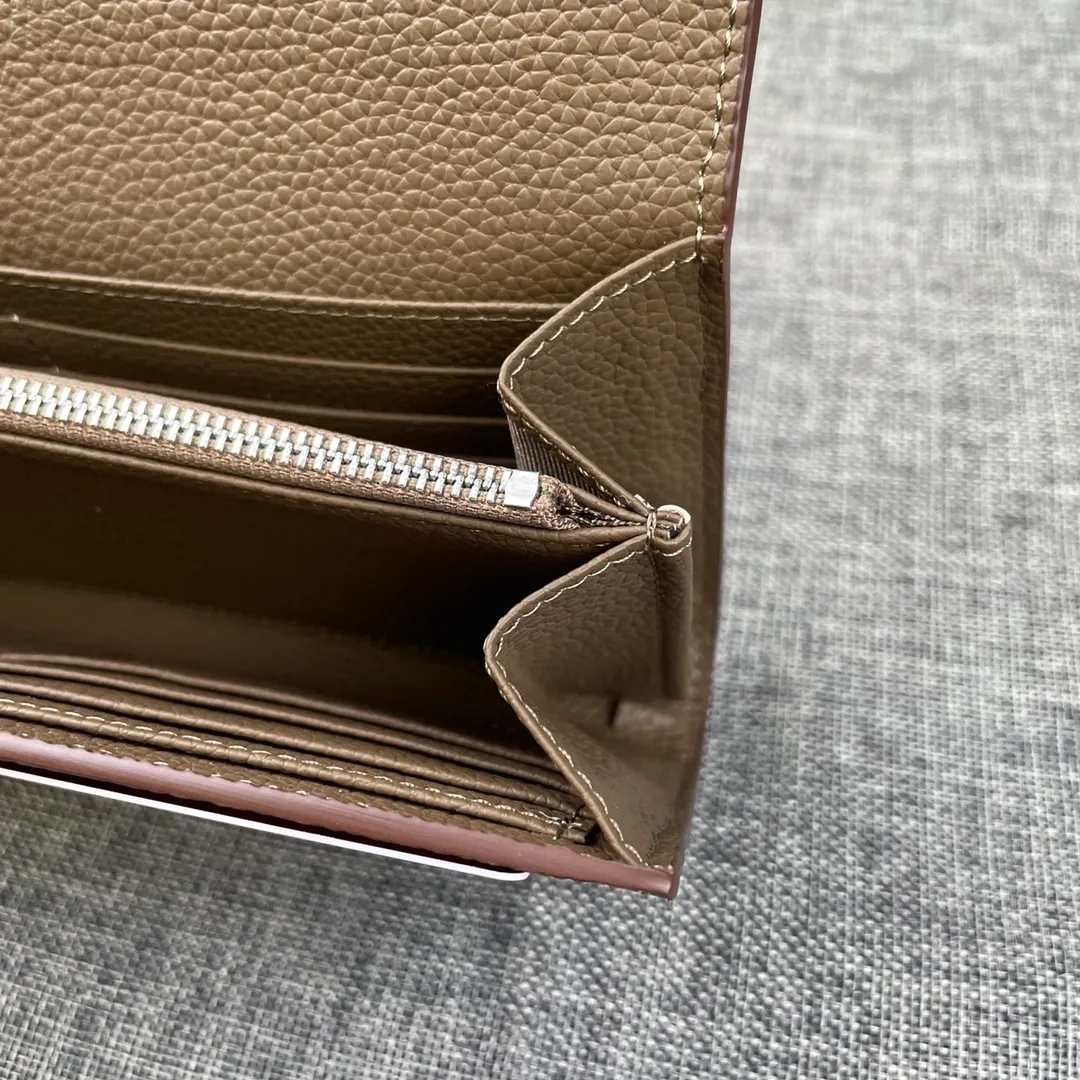 Hermes Constance p270💰 Hermes model: 539 silver buckle togo leather size: 22*11cm 🇫🇷Overseas🇫🇷Imported Togo cowhide, soft and comfortable to the touch. The original replica is matched with gold hardware and has the original OEM code inside. It is exquisite and elegant, and the oil edges are straight and smooth🎈There are two large note slots, a zipper pocket, and 12 card slots inside🚚