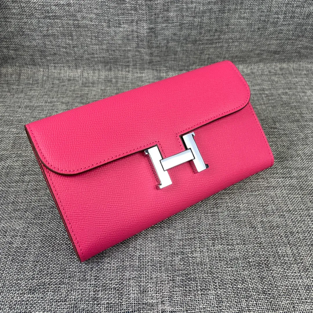 Hermes Constance original order p290💰 Model: 539 palm print silver buckle size: 22*11cm Hermes🇫🇷overseas🇫🇷 imported cowhide, soft and comfortable to the touch. Counter version, OEM code inside, original replica with gold hardware, exquisite and elegant, oil edge is straight and smooth🎈There are two large note slots, a zipper pocket, and 12 card slots🚚