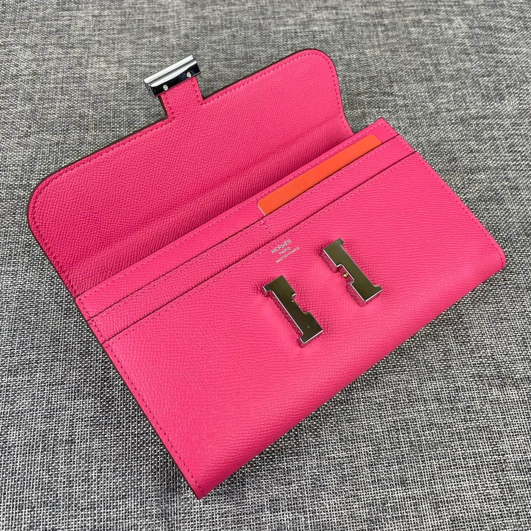 Hermes Constance original order p290💰 Model: 539 palm print silver buckle size: 22*11cm Hermes🇫🇷overseas🇫🇷 imported cowhide, soft and comfortable to the touch. Counter version, OEM code inside, original replica with gold hardware, exquisite and elegant, oil edge is straight and smooth🎈There are two large note slots, a zipper pocket, and 12 card slots🚚