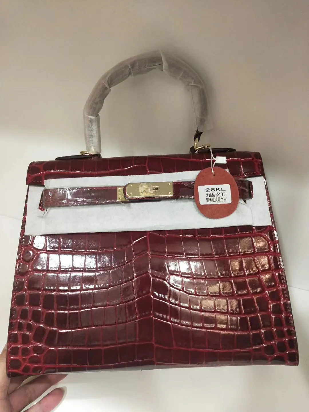 Batch 50cmP640, 28cmP680💅💅🎈Hermes 🎈Hermes 😱Classic Kelly crocodile pattern Original first-layer cowhide leather inner sheepskin [strong] Original steel hardware Selected crocodile pattern Exquisite workmanship Detailed quality depends on the real thing and the picture Original workmanship Comes with a long shoulder strap Reasonable price Classic coming [Seduce] The picture above must sell [Victory] Size: 25×20×10cm, 28×23×13cm