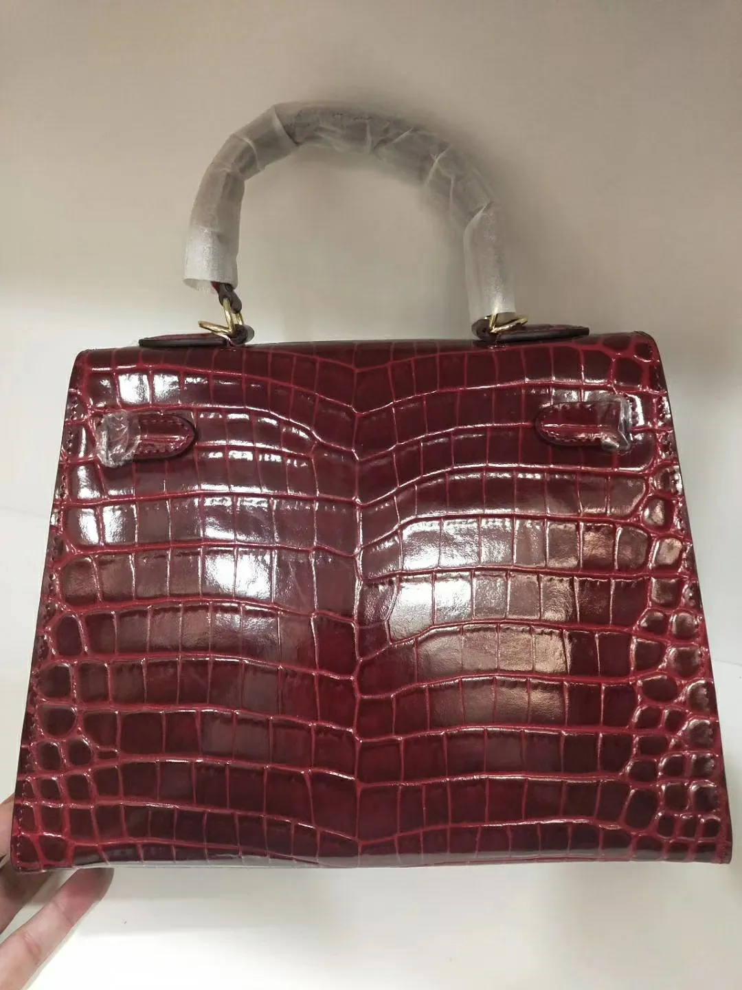 Batch 50cmP640, 28cmP680💅💅🎈Hermes 🎈Hermes 😱Classic Kelly crocodile pattern Original first-layer cowhide leather inner sheepskin [strong] Original steel hardware Selected crocodile pattern Exquisite workmanship Detailed quality depends on the real thing and the picture Original workmanship Comes with a long shoulder strap Reasonable price Classic coming [Seduce] The picture above must sell [Victory] Size: 25×20×10cm, 28×23×13cm
