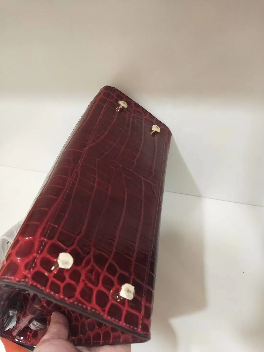 Batch 50cmP640, 28cmP680💅💅🎈Hermes 🎈Hermes 😱Classic Kelly crocodile pattern Original first-layer cowhide leather inner sheepskin [strong] Original steel hardware Selected crocodile pattern Exquisite workmanship Detailed quality depends on the real thing and the picture Original workmanship Comes with a long shoulder strap Reasonable price Classic coming [Seduce] The picture above must sell [Victory] Size: 25×20×10cm, 28×23×13cm