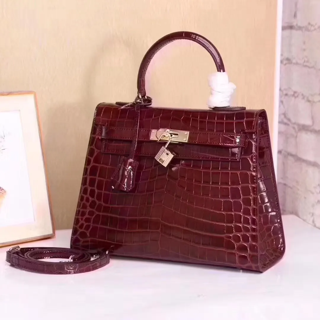 Batch 50cmP640, 28cmP680💅💅🎈Hermes 🎈Hermes 😱Classic Kelly crocodile pattern Original first-layer cowhide leather inner sheepskin [strong] Original steel hardware Selected crocodile pattern Exquisite workmanship Detailed quality depends on the real thing and the picture Original workmanship Comes with a long shoulder strap Reasonable price Classic coming [Seduce] The picture above must sell [Victory] Size: 25×20×10cm, 28×23×13cm