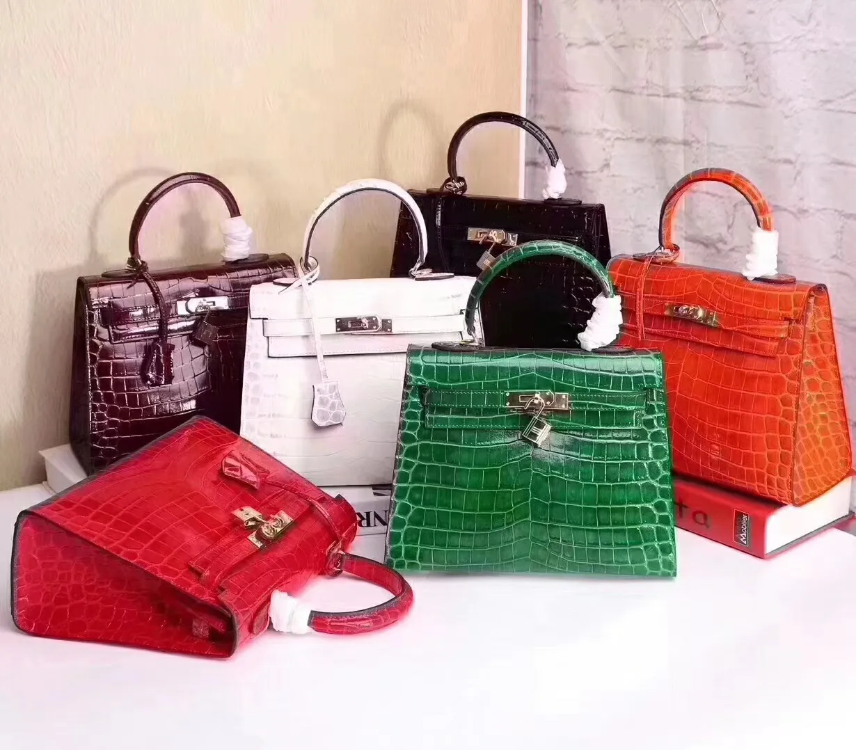 Batch 50cmP640, 28cmP680💅💅🎈Hermes 🎈Hermes 😱Classic Kelly crocodile pattern Original first-layer cowhide leather inner sheepskin [strong] Original steel hardware Selected crocodile pattern Exquisite workmanship Detailed quality depends on the real thing and the picture Original workmanship Comes with a long shoulder strap Reasonable price Classic coming [Seduce] The picture above must sell [Victory] Size: 25×20×10cm, 28×23×13cm