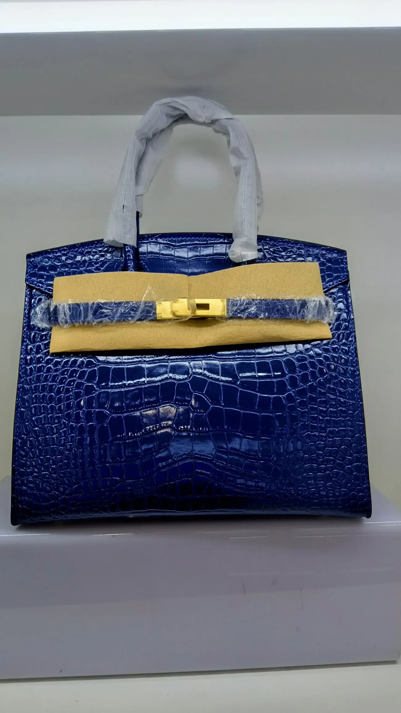 760💰 Crocodile pattern cowhide with oil edges: picture color, blue, no holes, with long shoulder strap, size 30X13X26cm