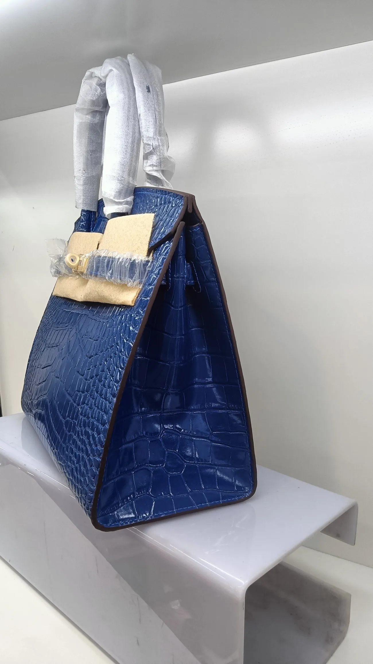 760💰 Crocodile pattern cowhide with oil edges: picture color, blue, no holes, with long shoulder strap, size 30X13X26cm