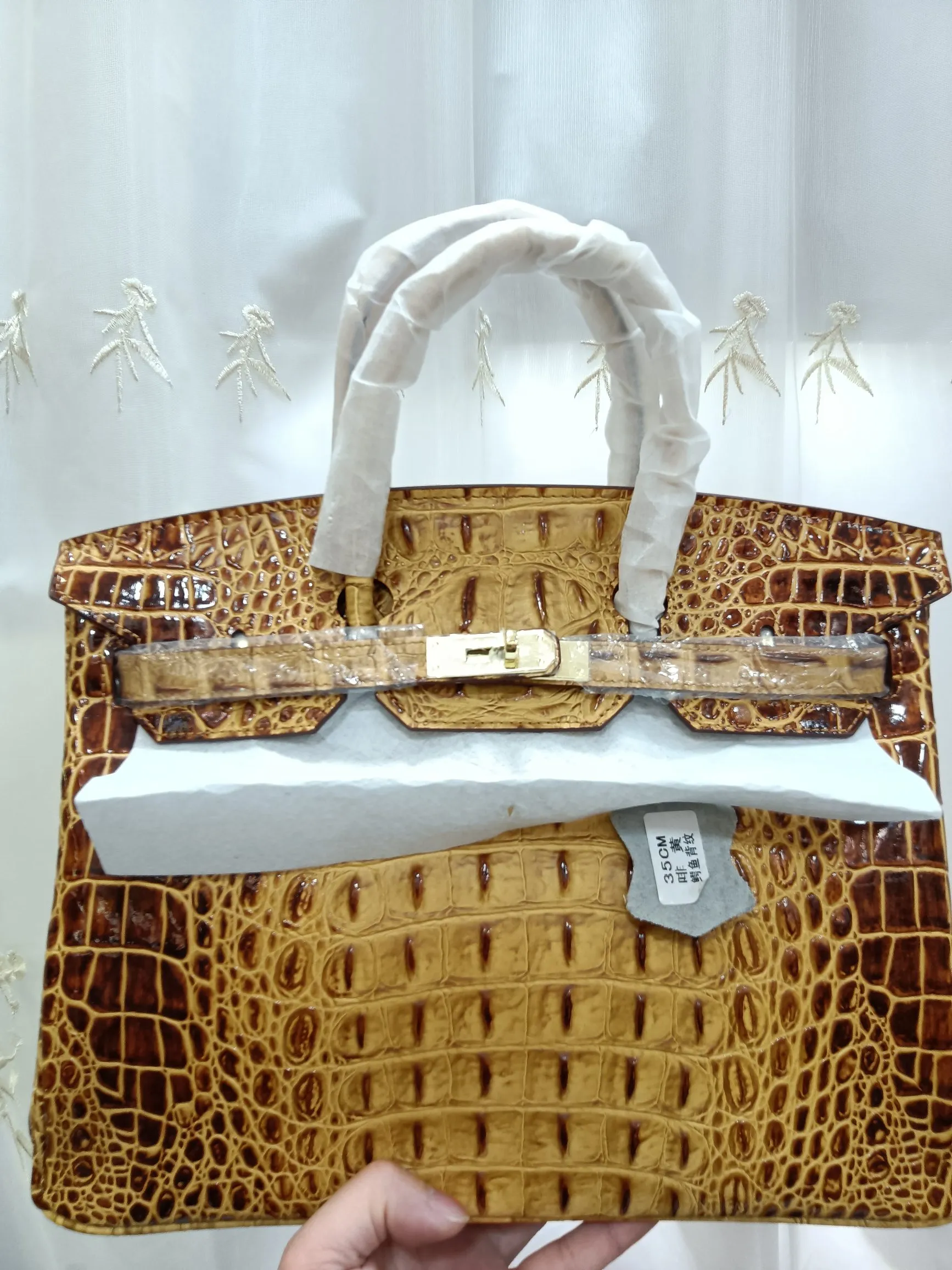 ❤️Hot model debut❤️Batch 💰880/420💋Hermes/Hermes💋Official classic production ✨Platinum crocodile bone✨Original quality coming👉Using imported crocodile bone pattern cowhide from the country of origin 👑 Equipped with pure 24k original hardware💎Size: large size 35*25*18cm/small size 30*22*16cm👛The workmanship is amazing👏👏The legendary slow work brings out the fine work💦Real picture taken💦