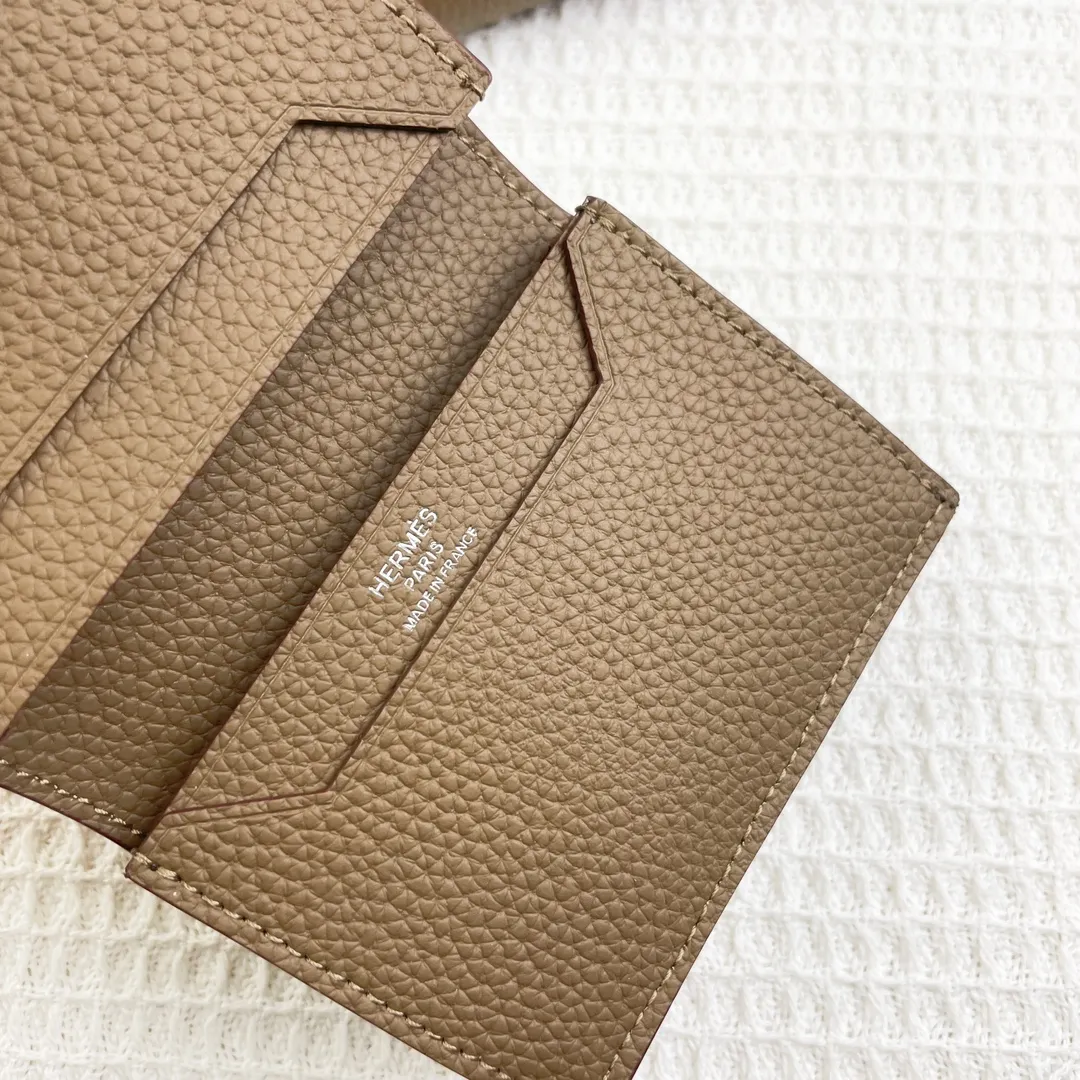 Hermès newly upgraded ♥️Original quality p190💰 HERMES card holder💋Business card holder Material: original togo cowhide Size: 10cm*7.5cm Model: 0511 pebbled pattern Description: First layer of cowhide inside and outside, oil edges are straight and smooth💃Belt buckle, simple and elegant🏭Exquisite and beautiful workmanship🎈Original OEM code inside