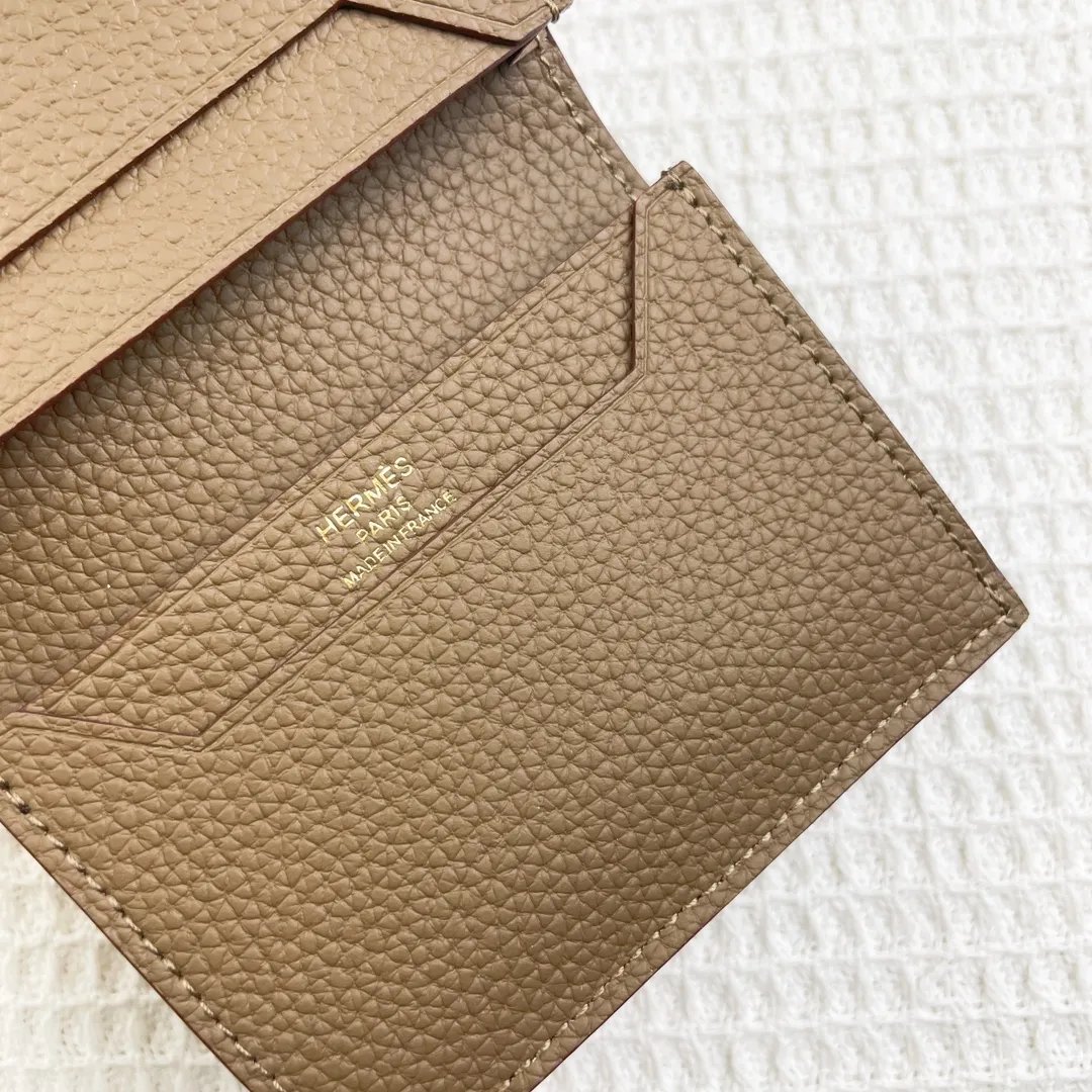 Hermès newly upgraded ♥️Original quality p190💰 HERMES card holder💋Business card holder Material: original togo cowhide Size: 10cm*7.5cm Model: 0511 pebbled pattern Description: First layer of cowhide inside and outside, oil edges are straight and smooth💃Belt buckle, simple and elegant🏭Exquisite and beautiful workmanship🎈Original OEM code inside