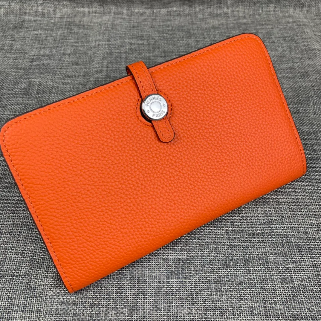 Original quality, p300💰 Hermès Dogon Duo detachable wallet Model: 533 silver buckle Made of togo calfskin, with original OEM code inside💄 Exquisite workmanship, 8 card slots, 1 banknote pocket, 2 additional pockets, a detachable coin purse and palladium-plated saddle nail lock Size: 20.1cm*12.5cm