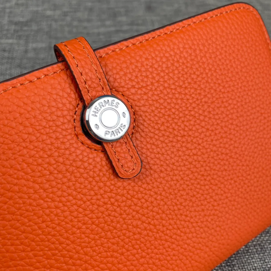 Original quality, p300💰 Hermès Dogon Duo detachable wallet Model: 533 silver buckle Made of togo calfskin, with original OEM code inside💄 Exquisite workmanship, 8 card slots, 1 banknote pocket, 2 additional pockets, a detachable coin purse and palladium-plated saddle nail lock Size: 20.1cm*12.5cm