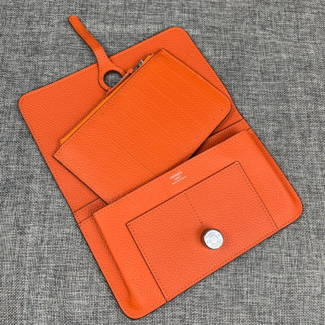 Original quality, p300💰 Hermès Dogon Duo detachable wallet Model: 533 silver buckle Made of togo calfskin, with original OEM code inside💄 Exquisite workmanship, 8 card slots, 1 banknote pocket, 2 additional pockets, a detachable coin purse and palladium-plated saddle nail lock Size: 20.1cm*12.5cm