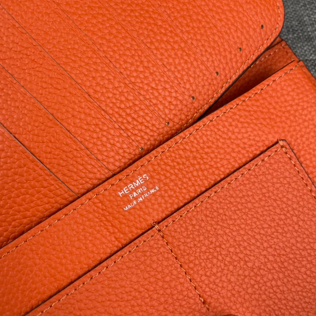 Original quality, p300💰 Hermès Dogon Duo detachable wallet Model: 533 silver buckle Made of togo calfskin, with original OEM code inside💄 Exquisite workmanship, 8 card slots, 1 banknote pocket, 2 additional pockets, a detachable coin purse and palladium-plated saddle nail lock Size: 20.1cm*12.5cm