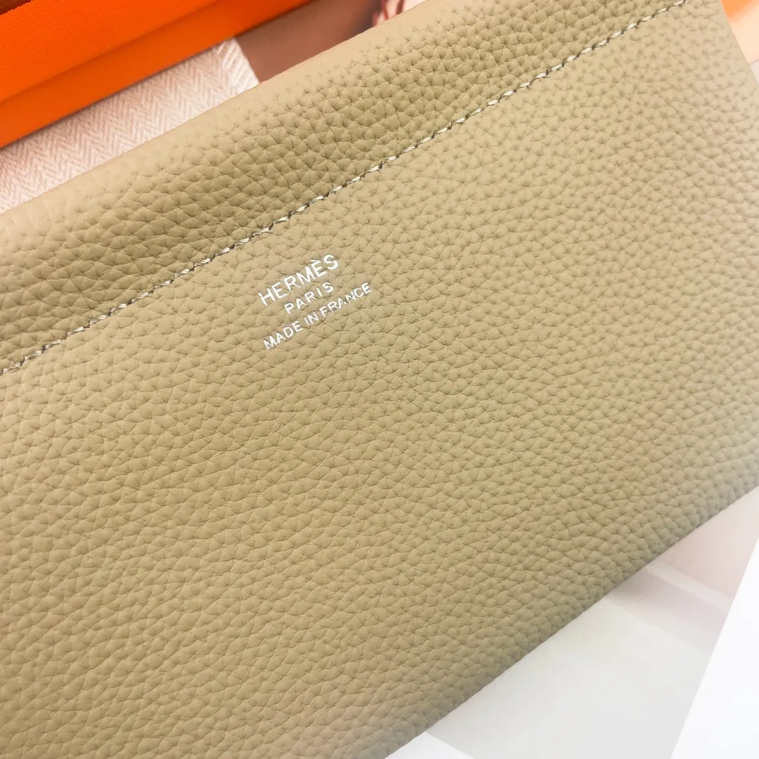 Hermès new model【Hermes】💰180 💋New first-layer cowhide wallet 💋Soft touch, magnetic buckle opening and closing 💋Material: imported togo cowhide 💋Size: 19*11 CM 💋Model: 6911