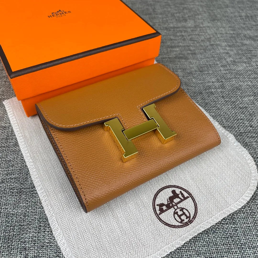 Hermes Constance p250💰 Model: 537 palm pattern gold buckle size: 13*11.8cm. Hermes🇫🇷overseas🇫🇷Imported T palm pattern cowhide, soft and comfortable to the touch. The original replica is matched with gold hardware, exquisite and elegant, and has the original OEM code inside. The oil edges are straight and smooth🎈There are two cash slots, a zipper pocket, and 3 card slots inside🚚