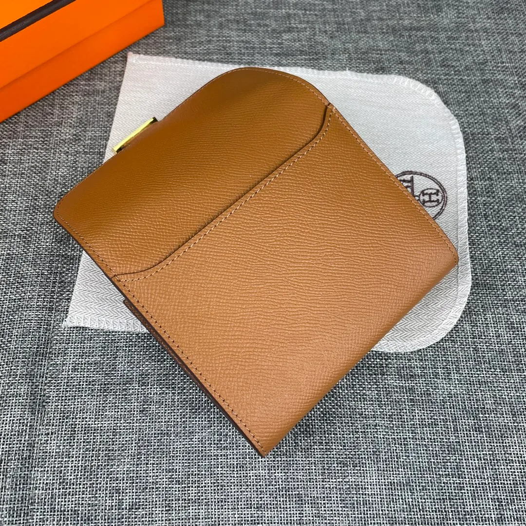 Hermes Constance p250💰 Model: 537 palm pattern gold buckle size: 13*11.8cm. Hermes🇫🇷overseas🇫🇷Imported T palm pattern cowhide, soft and comfortable to the touch. The original replica is matched with gold hardware, exquisite and elegant, and has the original OEM code inside. The oil edges are straight and smooth🎈There are two cash slots, a zipper pocket, and 3 card slots inside🚚