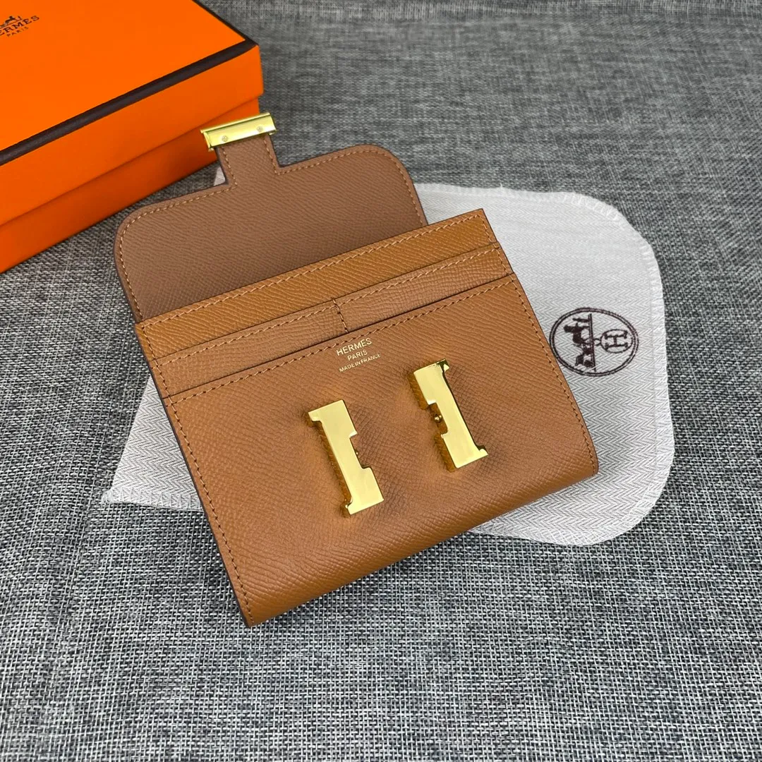 Hermes Constance p250💰 Model: 537 palm pattern gold buckle size: 13*11.8cm. Hermes🇫🇷overseas🇫🇷Imported T palm pattern cowhide, soft and comfortable to the touch. The original replica is matched with gold hardware, exquisite and elegant, and has the original OEM code inside. The oil edges are straight and smooth🎈There are two cash slots, a zipper pocket, and 3 card slots inside🚚