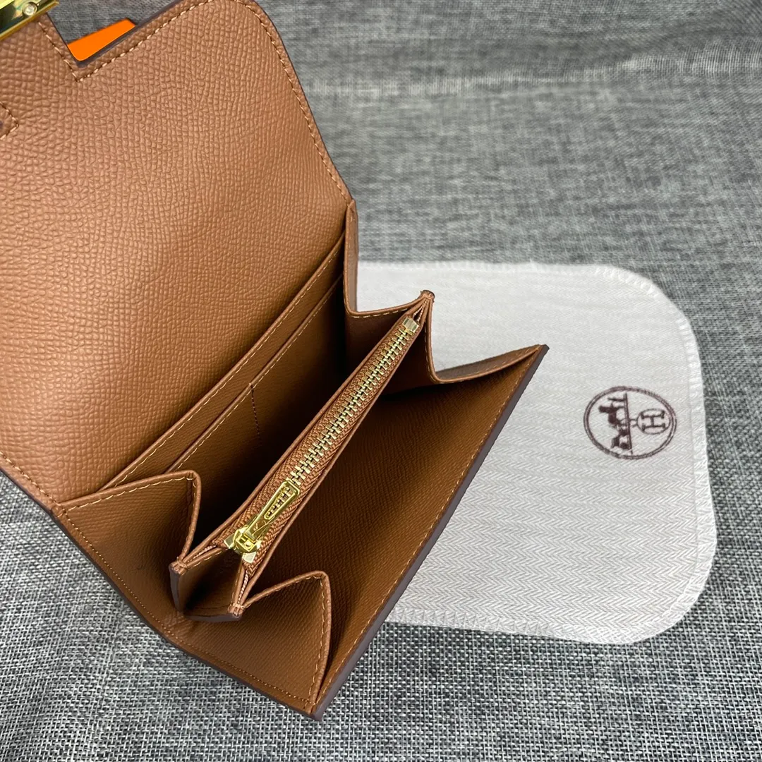 Hermes Constance p250💰 Model: 537 palm pattern gold buckle size: 13*11.8cm. Hermes🇫🇷overseas🇫🇷Imported T palm pattern cowhide, soft and comfortable to the touch. The original replica is matched with gold hardware, exquisite and elegant, and has the original OEM code inside. The oil edges are straight and smooth🎈There are two cash slots, a zipper pocket, and 3 card slots inside🚚