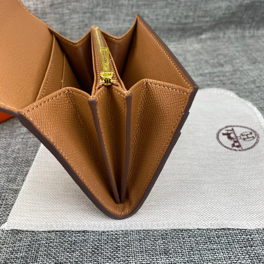 Hermes Constance p250💰 Model: 537 palm pattern gold buckle size: 13*11.8cm. Hermes🇫🇷overseas🇫🇷Imported T palm pattern cowhide, soft and comfortable to the touch. The original replica is matched with gold hardware, exquisite and elegant, and has the original OEM code inside. The oil edges are straight and smooth🎈There are two cash slots, a zipper pocket, and 3 card slots inside🚚