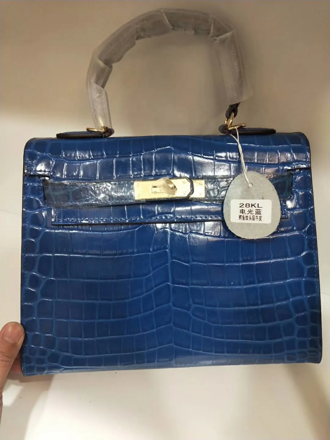 Batch 50cmP640, 28cmP680💅💅🎈Hermes 🎈Hermes 😱Classic Kelly crocodile pattern Original first-layer cowhide leather inner sheepskin [strong] Original steel hardware Selected crocodile pattern Exquisite workmanship Detailed quality depends on the real thing and the picture Original workmanship Comes with a long shoulder strap Reasonable price Classic coming [Seduce] The picture above must sell [Victory] Size: 25×20×10cm, 28×23×13cm