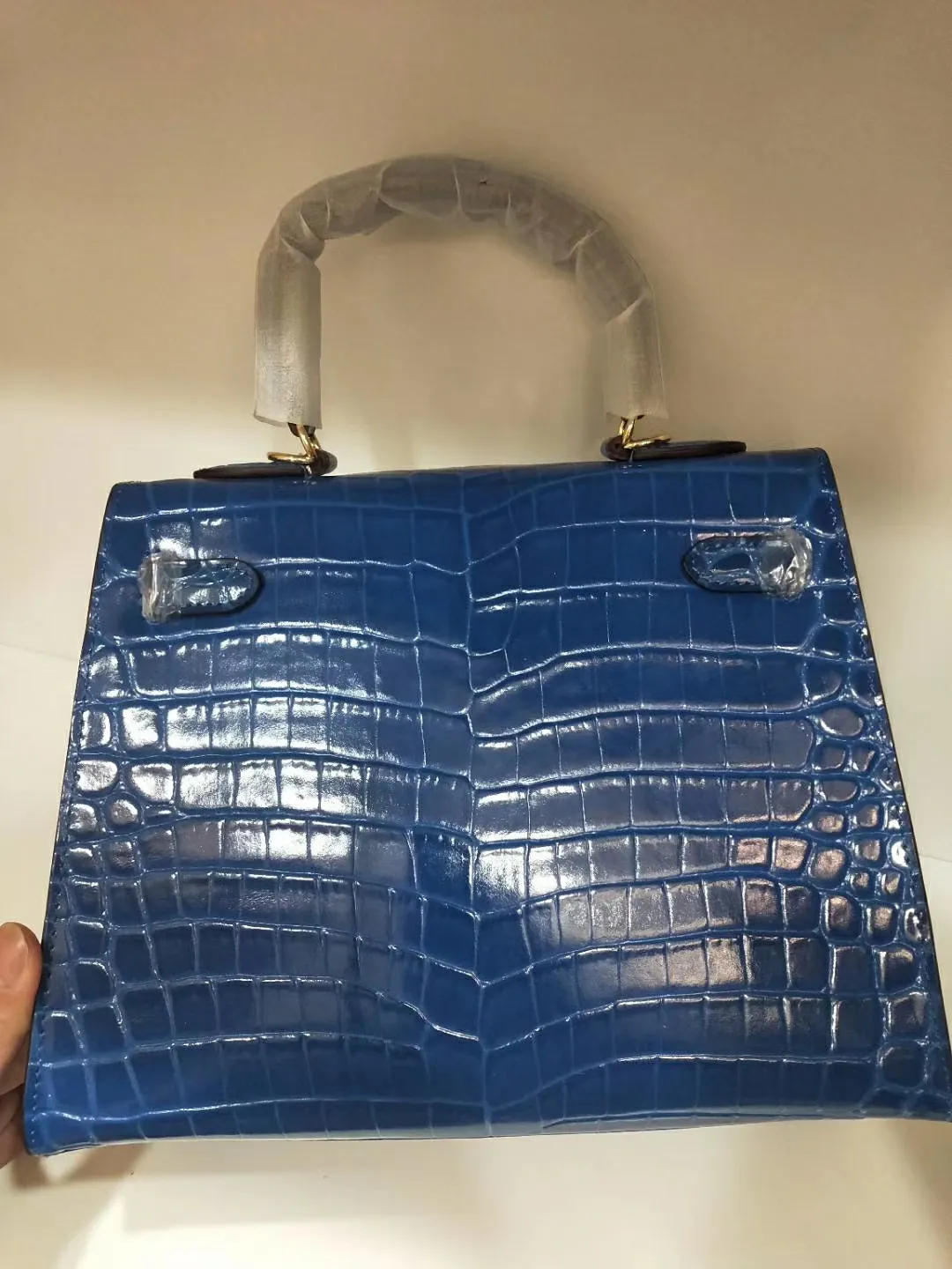 Batch 50cmP640, 28cmP680💅💅🎈Hermes 🎈Hermes 😱Classic Kelly crocodile pattern Original first-layer cowhide leather inner sheepskin [strong] Original steel hardware Selected crocodile pattern Exquisite workmanship Detailed quality depends on the real thing and the picture Original workmanship Comes with a long shoulder strap Reasonable price Classic coming [Seduce] The picture above must sell [Victory] Size: 25×20×10cm, 28×23×13cm