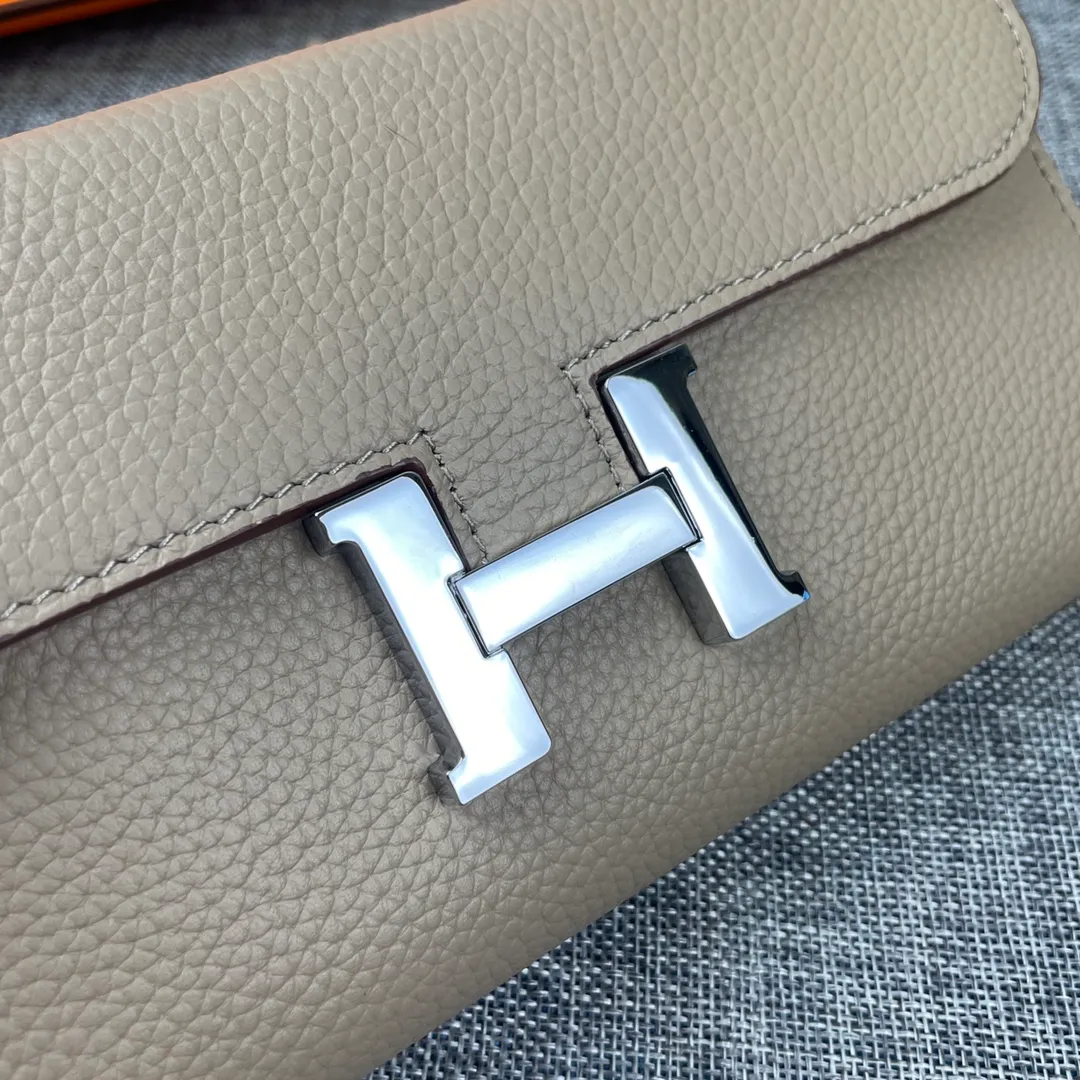 Hermes Constance p270💰 Hermes model: 539 silver buckle togo leather size: 22*11cm 🇫🇷Overseas🇫🇷Imported Togo cowhide, soft and comfortable to the touch. The original replica is matched with gold hardware and has the original OEM code inside. It is exquisite and elegant, and the oil edges are straight and smooth🎈There are two large note slots, a zipper pocket, and 12 card slots inside🚚