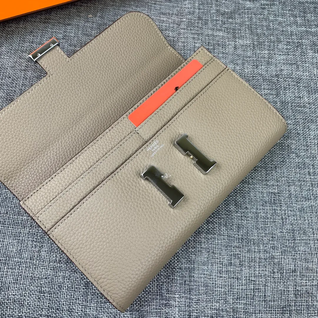 Hermes Constance p270💰 Hermes model: 539 silver buckle togo leather size: 22*11cm 🇫🇷Overseas🇫🇷Imported Togo cowhide, soft and comfortable to the touch. The original replica is matched with gold hardware and has the original OEM code inside. It is exquisite and elegant, and the oil edges are straight and smooth🎈There are two large note slots, a zipper pocket, and 12 card slots inside🚚
