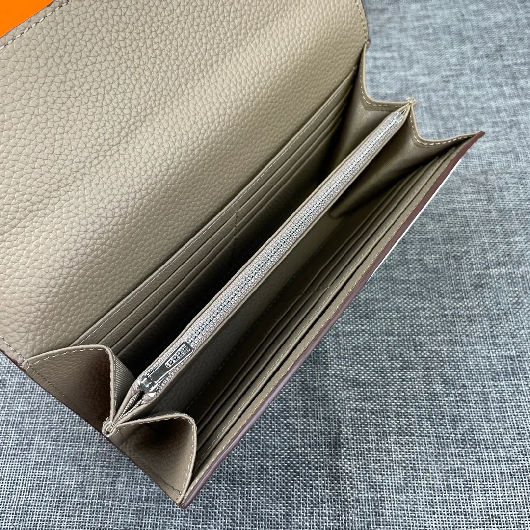 Hermes Constance p270💰 Hermes model: 539 silver buckle togo leather size: 22*11cm 🇫🇷Overseas🇫🇷Imported Togo cowhide, soft and comfortable to the touch. The original replica is matched with gold hardware and has the original OEM code inside. It is exquisite and elegant, and the oil edges are straight and smooth🎈There are two large note slots, a zipper pocket, and 12 card slots inside🚚