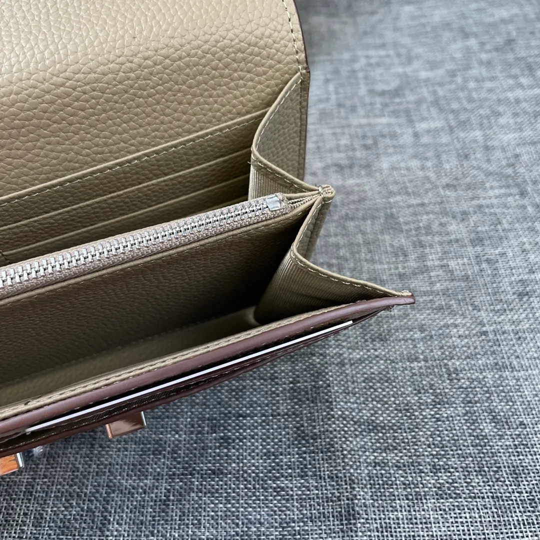 Hermes Constance p270💰 Hermes model: 539 silver buckle togo leather size: 22*11cm 🇫🇷Overseas🇫🇷Imported Togo cowhide, soft and comfortable to the touch. The original replica is matched with gold hardware and has the original OEM code inside. It is exquisite and elegant, and the oil edges are straight and smooth🎈There are two large note slots, a zipper pocket, and 12 card slots inside🚚