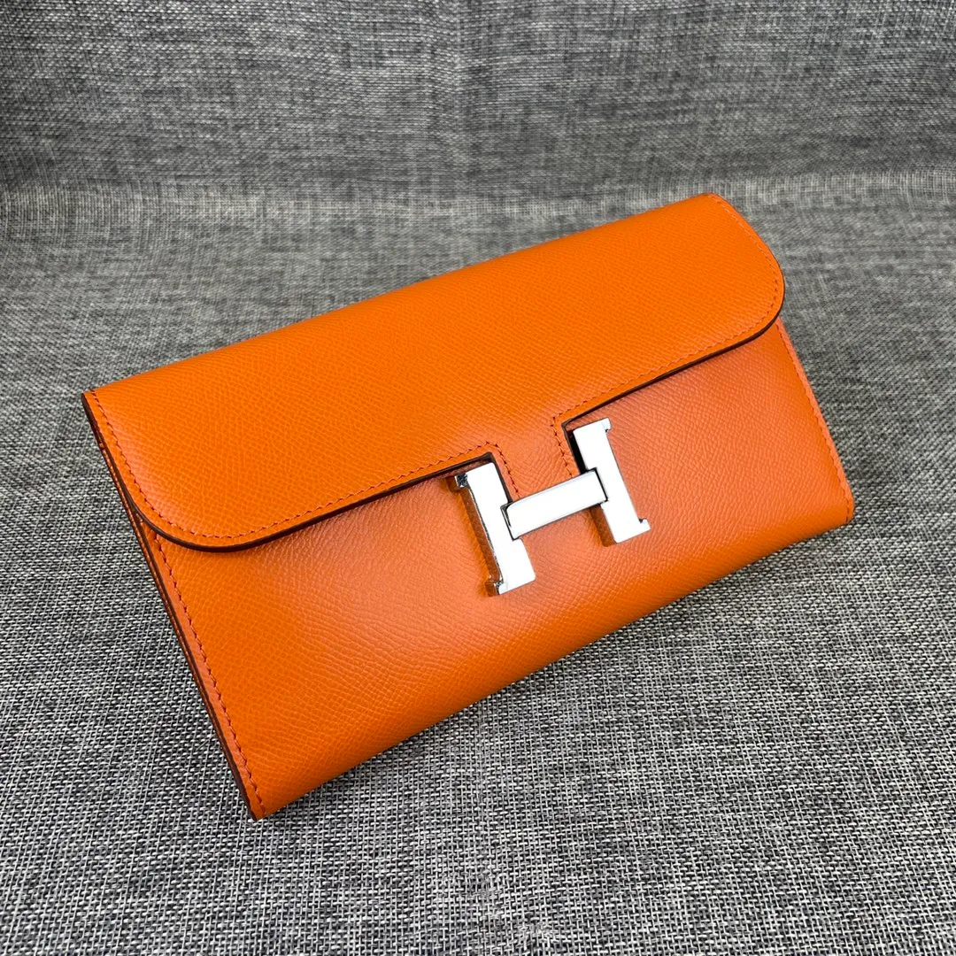 Hermes Constance original order p290💰 Model: 539 palm print silver buckle size: 22*11cm Hermes🇫🇷overseas🇫🇷 imported cowhide, soft and comfortable to the touch. Counter version, OEM code inside, original replica with gold hardware, exquisite and elegant, oil edge is straight and smooth🎈There are two large note slots, a zipper pocket, and 12 card slots🚚