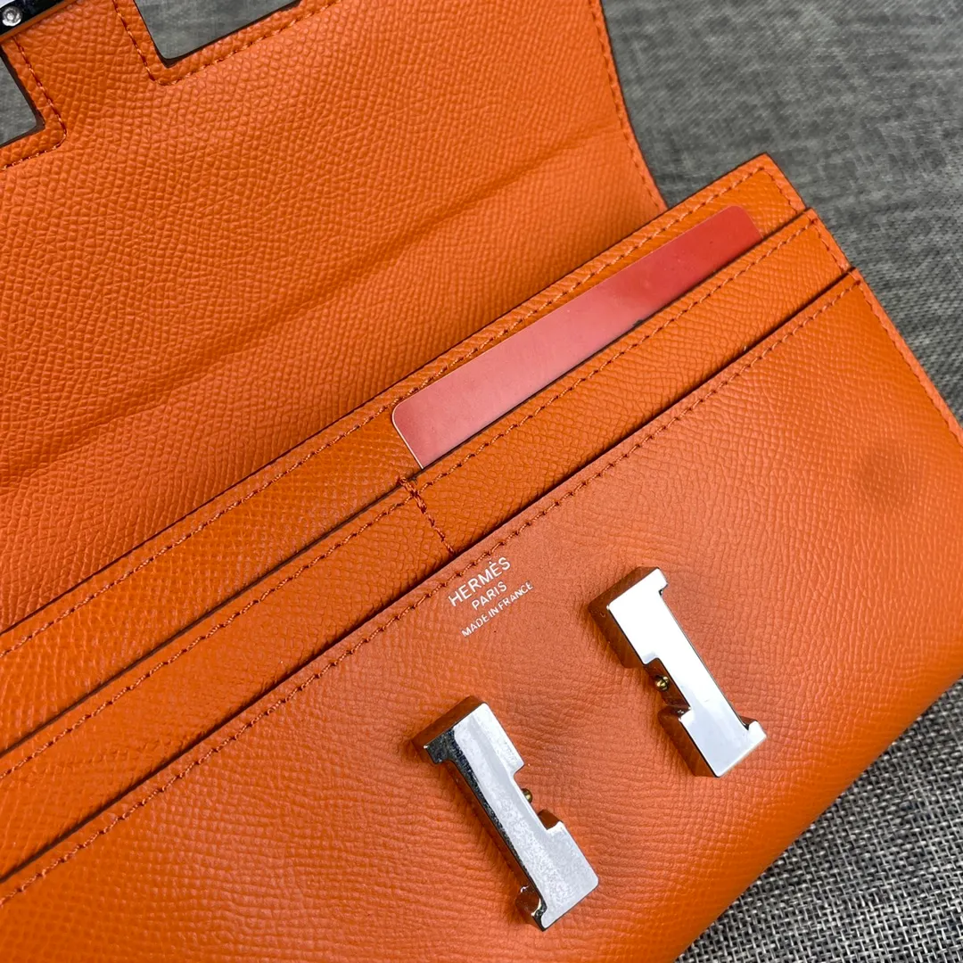 Hermes Constance original order p290💰 Model: 539 palm print silver buckle size: 22*11cm Hermes🇫🇷overseas🇫🇷 imported cowhide, soft and comfortable to the touch. Counter version, OEM code inside, original replica with gold hardware, exquisite and elegant, oil edge is straight and smooth🎈There are two large note slots, a zipper pocket, and 12 card slots🚚