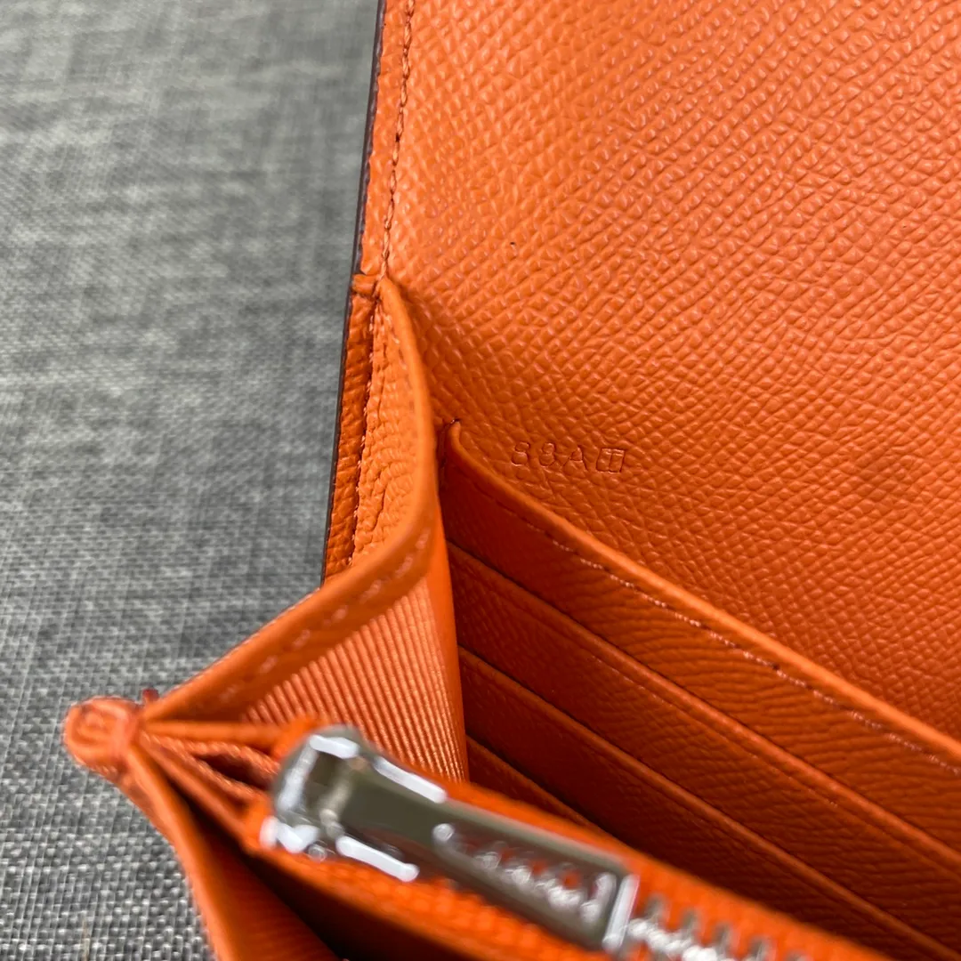 Hermes Constance original order p290💰 Model: 539 palm print silver buckle size: 22*11cm Hermes🇫🇷overseas🇫🇷 imported cowhide, soft and comfortable to the touch. Counter version, OEM code inside, original replica with gold hardware, exquisite and elegant, oil edge is straight and smooth🎈There are two large note slots, a zipper pocket, and 12 card slots🚚
