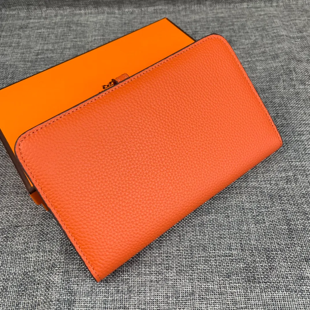 Original quality, p300💰 Hermès Dogon Duo detachable wallet Model: 533 gold buckle Made of Togo calfskin, with original OEM code inside💄 Exquisite workmanship, 8 card slots, 1 bill pocket, 2 extra pockets, a detachable coin purse and palladium-plated saddle nail lock Size: 20.1cm*12.5cm