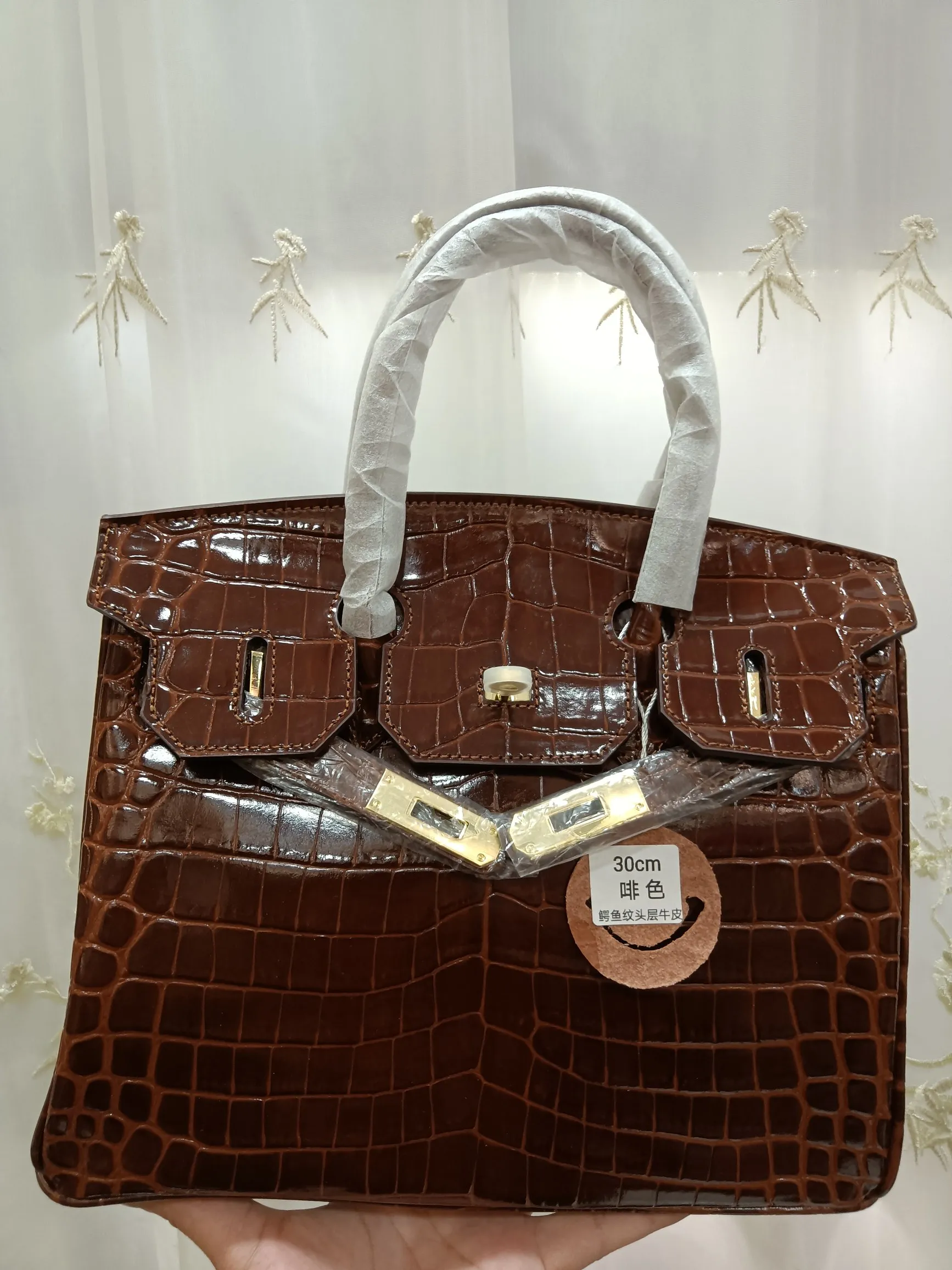 Hot model debuts, price has been adjusted💰800/380/360💥Hermes/Hermes💥Official classic production💋Platinum crocodile pattern💋Original quality coming👉Using imported crocodile pattern cowhide , with pure 24k original hardware💎Size: large 35*25*18cm/medium 30*22*16cm/small 25* 20*14cm👛Excellent workmanship👏👏Legendary slow work and careful work💓Real pictures taken💓Classic beauty worth owning💃🏻💃🏻💃🏻